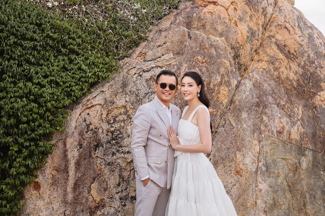 Hoa hậu Hà Kiều Anh từng chia sẻ về quyết định kết hôn với doanh nhân Huỳnh Trung Nam: "Chúng tôi cãi nhau rất dữ. Khi yêu nhau là cứ năm ba ngày vài trận, toàn những chuyện lặt vặt nhưng bất đồng. Đến năm thứ ba, sau một trận cãi vã kịch liệt, khi ấy một là chia tay, hai là cưới, thì cuối cùng chúng tôi quyết định làm đám cưới".