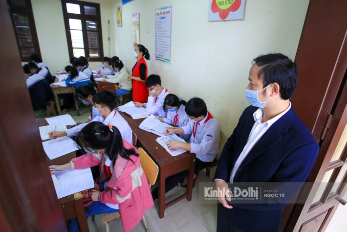 Cũng trong buổi sáng cùng ngày, Phó Chủ tịch UBND huyện Ban Vì Nguyễn Đức Anh đã trực tiếp đi kiểm tra công tác đón học sinh cũng như giảng dạy tại các trường trên địa bàn.