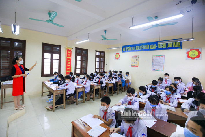 "Ngoài việc đảm bảo an toàn nhất cho học sinh, nhà trường cũng chú trọng về nhiều khâu về chuyên môn. Cụ thể, Ban Giám hiệu thường xuyên kiểm tra, dự giờ; giáo viên rất nhiệt tình, quan tâm học sinh, bố trí thêm thời gian dạy, giao thêm bài tập; tuy nhiên, học trực tuyến vẫn còn nhiều hạn chế, học sinh chưa thật sự chuyên cần, cố gắng nên phụ huynh, giáo viên luôn mong các em được đến trường. Khi dạy trực tiếp, các thầy cô giáo đã chuẩn bị điều kiện tốt nhất để mỗi giờ lên lớp đạt hiệu quả cao nhất” - cô Nguyễn Thị Hải Hằng chia sẻ.