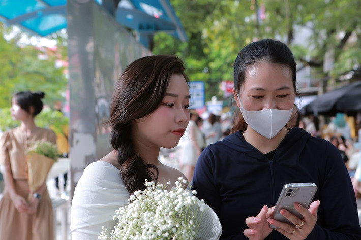 "Xem lại thành quả của buổi chụp hình thú vị hôm nay nào!"