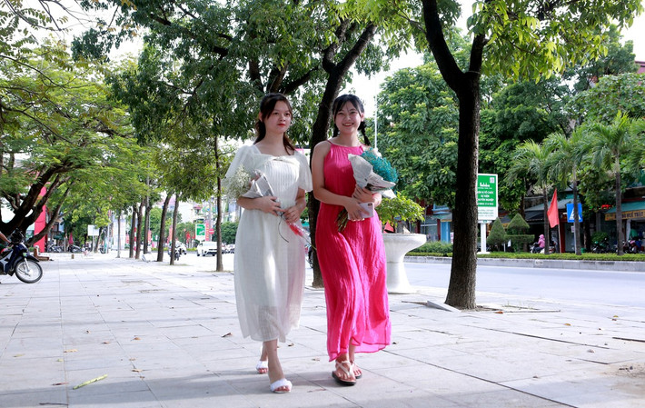 Các bạn trẻ đều cho biết họ rất thích thú khi đến đây chụp ảnh để lưu giữ kỷ niệm mùa thu.