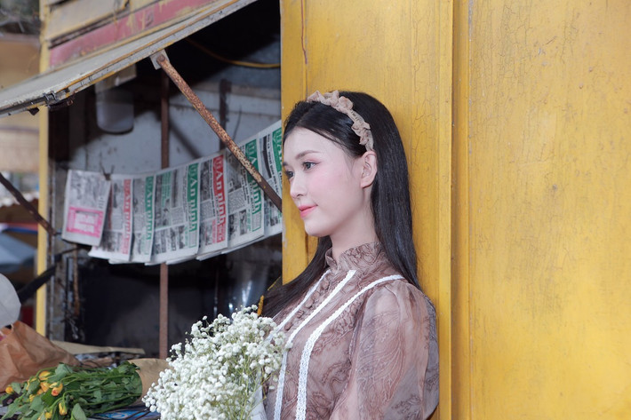 Những hotgirl xứ Thanh yêu thích bức tường vàng bưu điện mang dấu ấn thời gian.