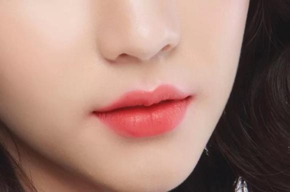 Nhưng đi kèm với thành tựu đó, tướng miệng này cũng có thể biểu hiện cho một khía cạnh không mấy tích cực: sự tự cao tự đại. Sự tự tin ban đầu giúp họ tiến xa trong công việc và đạt được vị trí đáng ao ước. Tuy nhiên, theo thời gian, các vấn đề cá nhân, như tình cảm và gia đình, có thể bắt đầu ảnh hưởng tiêu cực đến sự nghiệp của họ, gây ra những thách thức khó khăn.