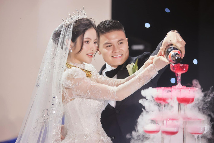 Trong phần tiệc chính, Chu Thanh Huyền diện thiết kế của NTK Phạm Đăng Anh Thư. Ảnh: Lê Chí Linh.