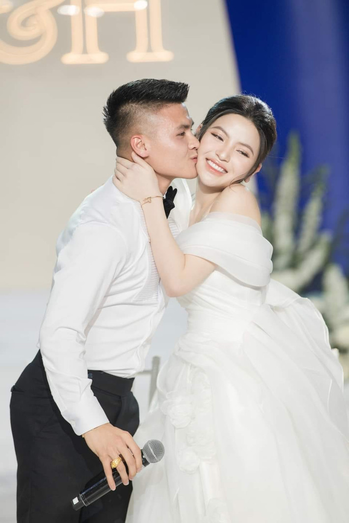 Khi đi bàn tiệc, Chu Thanh Huyền diện váy lệch vai, siết eo và phần dưới xòe rộng. Ảnh: Lê Chí Linh.