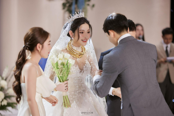 Cô dâu nổi bật, xinh đẹp hơn nhờ vương miện nhỏ kèm phần voan dài theo thiết kế váy. Ảnh: Lê Chí Linh.