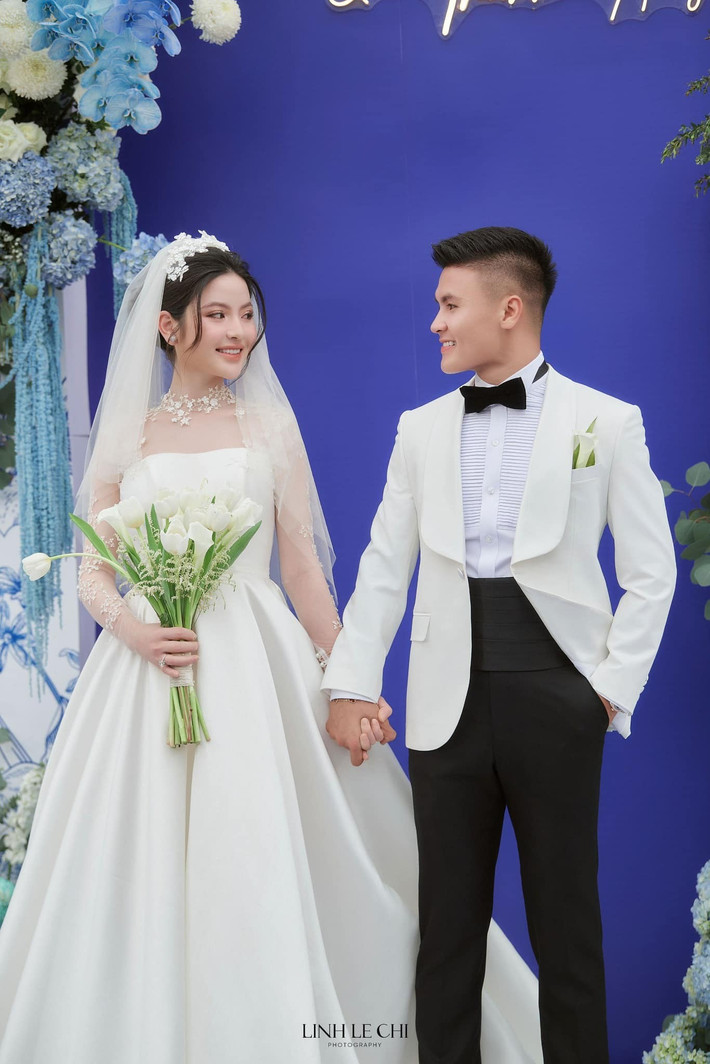 Mẫu váy thứ hai được Chu Thanh Huyền lựa chọn khi đón khách tại nhà trai khá đơn giản, nhẹ nhàng. Ảnh: Lê Chí Linh.