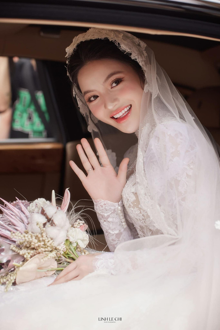 Thiết kế này đòi hỏi đội ngũ 15 thợ thủ công lành nghề làm việc liên tục trong 4 tháng. Phần voan đội đầu được làm từ loại ren của váy giúp cô dâu nổi bật hơn khi xuất hiện. Ảnh: Lê Chí Linh.