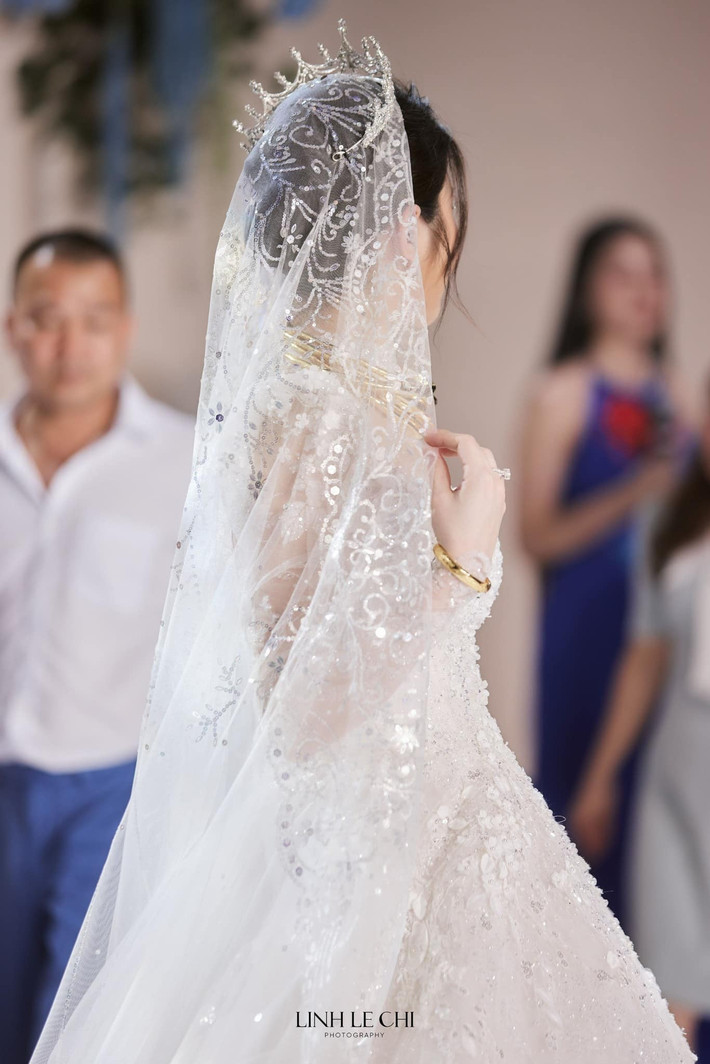 Bộ váy có nhiều nét tương đồng với mẫu thiết kế mà Chu Thanh Huyền mặc khi lên xe hoa. Thiết kế có điểm nhấn với vai bồng, tay dài, cổ cao đính kết cầu kỳ. Ảnh: Lê Chí Linh.
