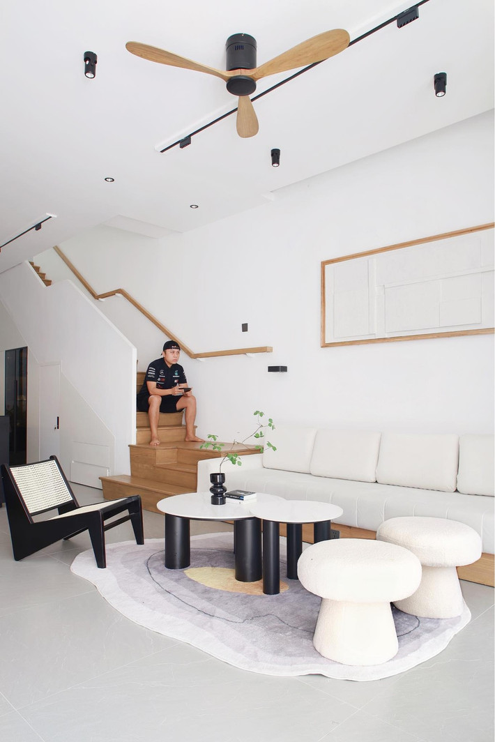 Thiết kế này trải dài từ tầng hai lên tới tầng mái của ngôi nhà phố bốn tầng, tạo ra lớp che phủ xanh mát nhưng vẫn đảm bảo tính thẩm mỹ cho công trình.