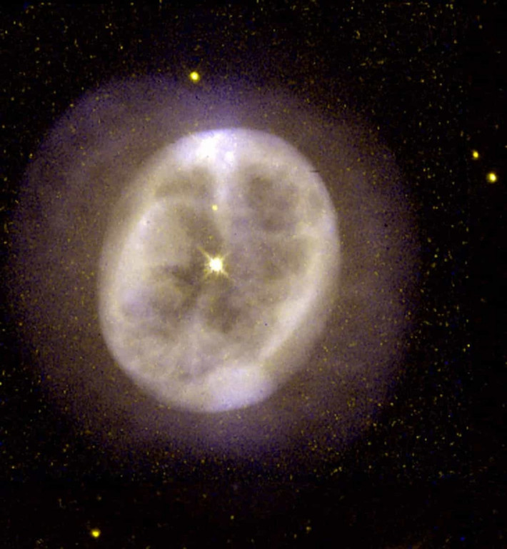 NGC-2022: Tinh vân hành tinh chưa được đặt tên này nằm trong chòm sao Lạp Hộ, gần xích đạo thiên cầu. NGC-2022 là một tinh vân xa xôi cách Trái Đất 9.000 năm ánh sáng.