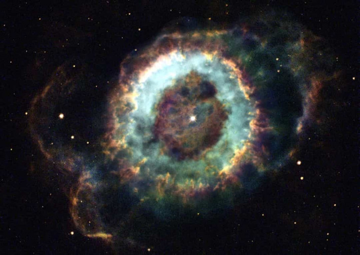Tinh vân Tiểu quỷ (Little Ghost Nebula): Tinh vân NGC 6369 ma quái xuất hiện mờ nhạt trên bầu trời đêm và được mọi người biết đến với tên gọi Tinh vân Tiểu Quỷ hay Tinh vân Chú ma nhỏ (Little Ghost Nebula). Nó được phát hiện vào thế kỷ 18 bởi nhà thiên văn học William Herschel qua kính thiên văn trong lúc ông đang khám phá chòm sao Xà Phu.