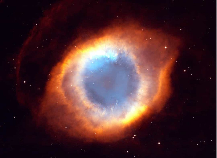 Tinh vân Xoắn ốc (Helix Nebula): Bức ảnh Tinh vân Xoắn ốc, hay Tinh vân Mắt của Chúa, được Kính thiên văn Hubble ghi lại, là một trong những bức ảnh nổi tiếng nhất trong lịch sử thiên văn học. Tinh vân Xoắn ốc là một trong những tinh vân gần Trái Đất nhất có thể nhìn bằng mắt thường nằm ở chòm sao Bảo Bình.