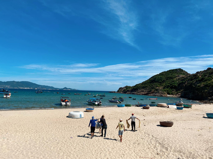 Ngôi làng ven biển nhỏ xinh và mộc mạc. Đến đây vào sáng sớm, du khách có thể ngắm bình minh tại bờ kè, chiêm ngưỡng nhịp sống của ngư dân. "Bà con trong làng hối hả chở cá, tôm ra chợ trên những chiếc xe máy cũ. Khung cảnh vừa sống động vừa bình yên", Hải Chi cho biết