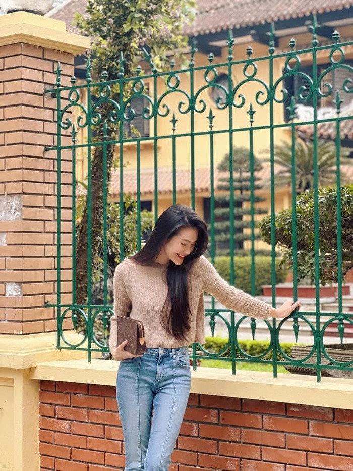 Chiếc túi cầm tay đơn giản với họa tiết đặc trưng đến từ nhà mốt LV có giá "sương sương" tầm 35 triệu đồng.