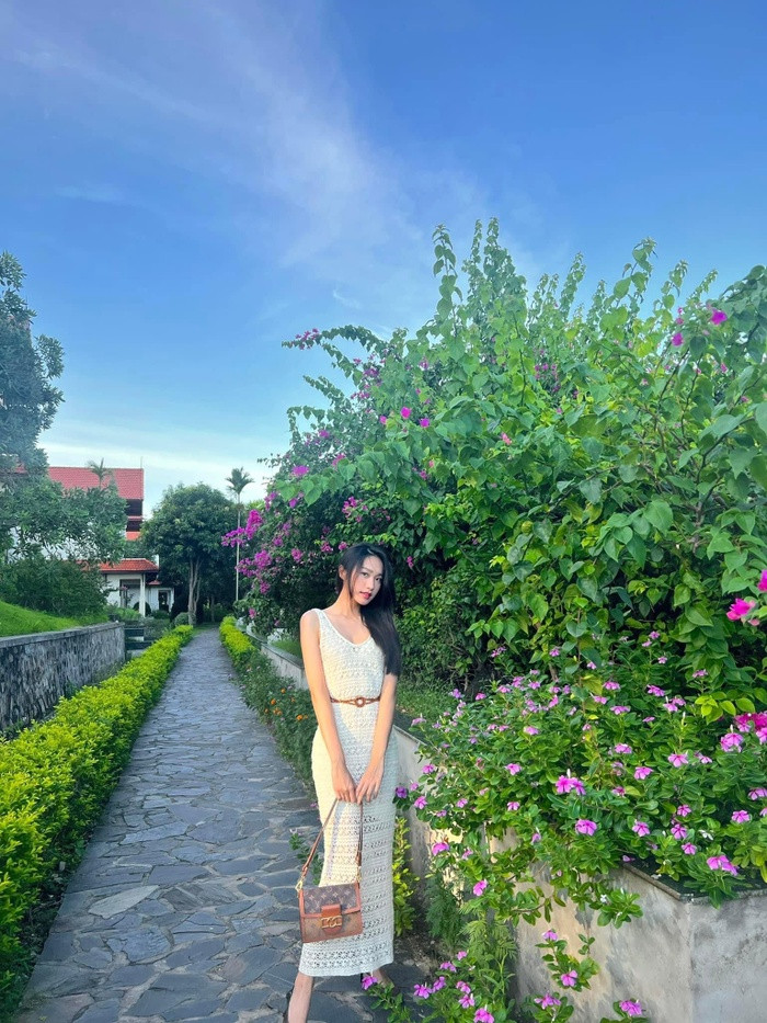 Diện một chiếc đầm trắng đơn giản, thanh lịch, Doãn Hải My phối hợp cùng chiếc túi có giá khoảng 88 triệu đến từ nhà mốt LV.