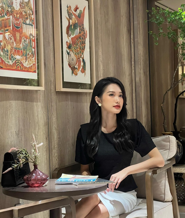 Không những thế, Doãn Hải My còn là một chủ shop quần áo dành cho nam. Có thể thấy, chân dài 1m67 có thể dư sức sắm những món đồ hiệu đắt tiền. Được biết cô là tín đồ đam mê đồ hiệu, vì thế trong tủ đồ của bạn gái Đoàn Văn Hậu chứa không ít các loại túi xách, phụ kiện đắt đỏ đến từ nhiều nhà mốt khác nhau.