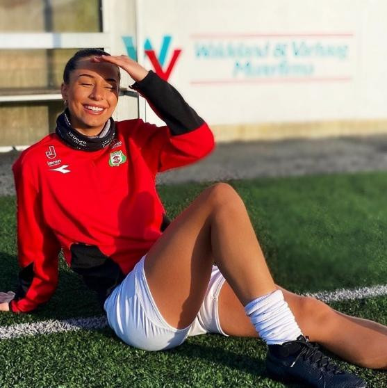 Haaland gây bão ngay trong mùa đầu tiên gia nhập Man City khi có 42 bàn chỉ sau 37 trận mọi đấu trường. Tên tuổi lên nhanh vừa mang lại cho anh hợp đồng béo bởi với Nike trị giá 20 triệu bảng. Bạn gái Haaland cũng là một cầu thủ.