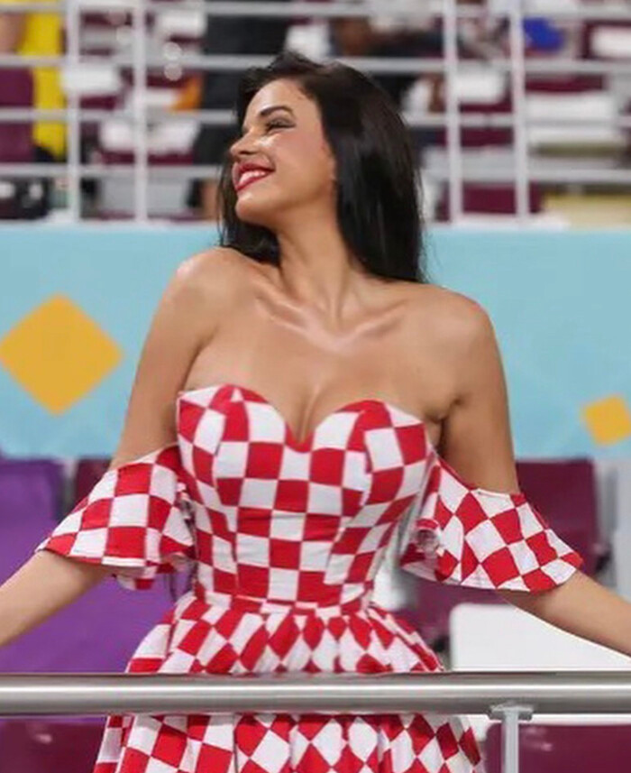 Đến trận thứ hai của Croatia thì Ivana Knoll tăng thêm độ nóng với chiếc váy khoe vai trần và vòng một nóng bỏng. Ảnh: instagram Ivana Knoll