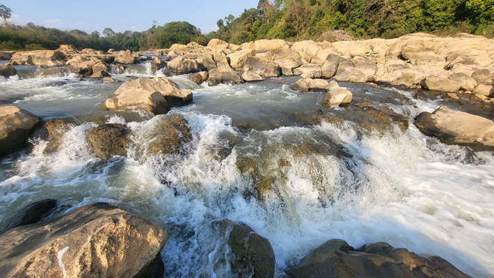 Nhưng với những ghềnh đá tự nhiên làm dâng nước từng đoạn, con suối vẫn có những lúc tuôn dòng như thác nhỏ.