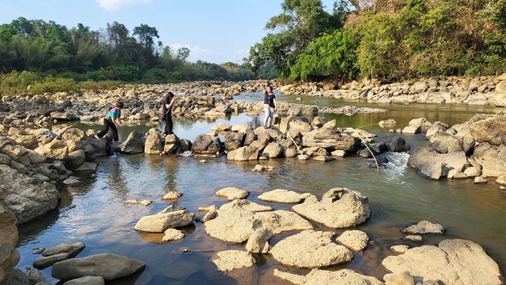 Vì thế, ghềnh Bến Cự là nơi nhiều du khách tìm đến...