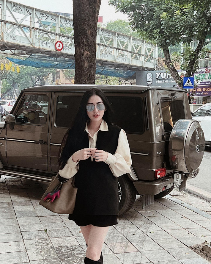 Trang phục từ khi đi dạo phố đến khi đi làm của Á hậu Tú Anh đều là đen trắng nhưng chẳng hề nhàm chán. Áo sơ mi mix cùng áo yếm và quần short. Bộ cánh vừa tôn chân thon vừa tạo cảm giác trẻ trung, hack tuổi cho người mặc. Hoàn thiện set đồ với một đôi boots cao cổ và kính râm.