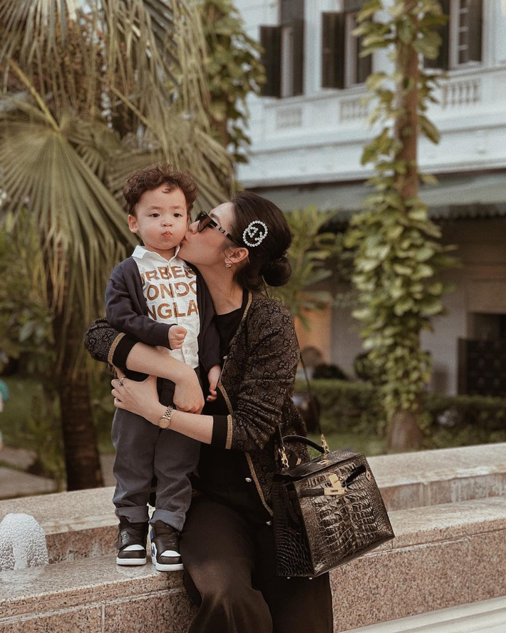 Những item tông màu đen như của Á hậu Tú Anh vừa đơn giản, dễ mặc lại không bao giờ lỗi mốt. Cô có thể nhấn nhá thêm với 1 số món phụ kiện đính đá hoặc thiết kế nổi bật để tạo điểm nhấn.