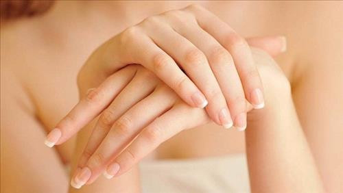 Còn người thư giãn thì đôi bàn tay thường mềm mại hơn. Hơn nữa đôi bàn tay thon mượt mềm mại chứng tỏ họ không phải lao động vất vả, số mệnh an nhàn và sống đời sống thanh cao phú quý.