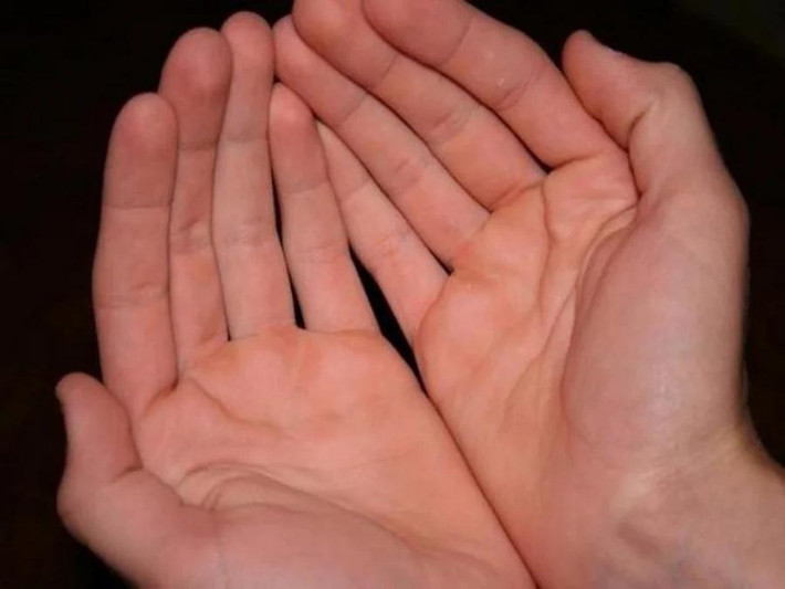 Lòng bàn tay sâu, chứa đựng tốt: Theo quan niệm dân gian người khi khum lòng bàn tay lại mà thấy lòng tay sâu, chứa đựng được nhiều nước thì người đó sẽ là người có số mệnh giàu sang phú quý.