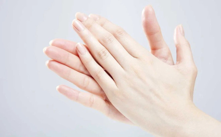 Người có các ngón tay thon gọn: Muốn biết có cuộc đời sướng hay khổ bạn có thể nhìn vào các ngón tay. Khi một người thường xuyên căng thẳngthì đôi tay khó thả lỏng nên ngón tay thường bị cứng.