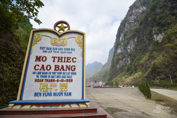 Đến nay, chiếc bia hữu nghị Việt - Xô, ghi rõ "Mỏ thiếc Cao Bằng do Liên bang Xô Viết giúp đỡ xây dựng và trang bị máy móc sản xuất. Hoàn thành 6/10/1956. Tình hữu nghị Việt - Xô bền vững muôn năm" vẫn được dựng trang trọng ở phía trước của mỏ. Theo các nhân chứng, đây là tấm bia nguyên bản từ những năm 1950, dù đã di chuyển vài lần nhưng không hề thay đổi gì so với những ngày đầu.