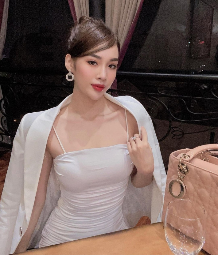 Lựa chọn trang phục của Ngọc Mai sẽ thay đổi phụ thuộc vào hoàn cảnh diện đồ.