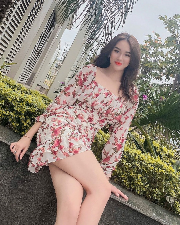 Cũng giống như nhiều cô gái khác, váy hoa cũng có mặt trong tủ đồ của Ngọc Mai.