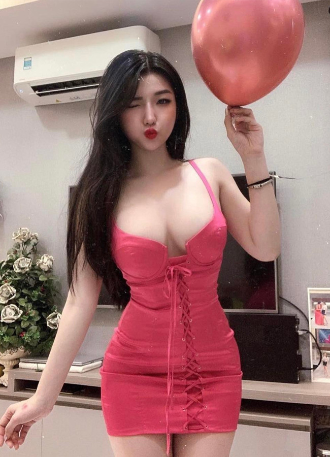 Sở hữu ngoại hình chuẩn, nên Mỹ Duyên thường tự làm mẫu quảng cáo cho shop thời trang của mình.