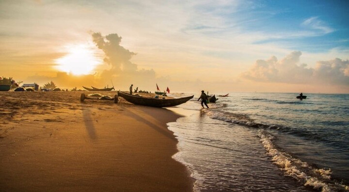 7. Hồ Cốc - Bà Rịa Vũng Tàu: Hồ Cốc là bãi biển thuộc huyện Xuyên Mộc, tỉnh Bà Rịa - Vũng Tàu, là một vùng hoang sơ mới được khai thác với nước biển trong xanh, khu bãi tắm rộng, độ dốc thoải và đặc biệt đẹp thơ mộng nhờ các tảng đá nằm ngay trong bãi tắm tạo nên những đợt sóng biển tung bọt trắng xóa. Được thiên nhiên ưu ái với không gian lãng mạn, đến với biển Hồ Cốc bạn sẽ được tắm biển, tham gia các trò chơi giải trí tại đây hoặc mắc võng dưới những bóng cây râm mát để thư giãn cũng rất tuyệt.