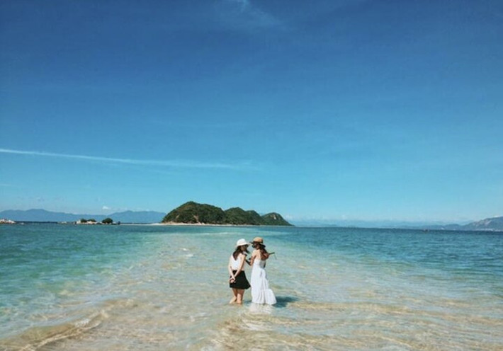 6. Côn Đảo - Bà Rịa Vũng Tàu: Côn Đảo là hòn đảo nằm biệt lập ngoài khơi bờ biển Việt Nam. Tuy nhiên, nơi đây vẫn giữ được cảnh quan thiên nhiên hoang sơ, bí ẩn, đẹp kỳ diệu với những du khách ưa thích khám phá. Những bãi cát trắng mịn và nước biển xanh ngắt một màu vươn xa tận chân trời là điều đầu tiên bạn sẽ thấy khi đến Côn Đảo. Nếu yêu thích hoạt động tắm biển, lặn ngắm san hô với nhiều loại quý hiếm mà ngỡ chỉ có trong các đoạn phim khoa học thì phải đến ngay hòn Bảy Cạnh, hòn Tre, bãi Đầm Trầu, An Hải hoặc Lò Vôi…để biết thế nào là kì diệu.