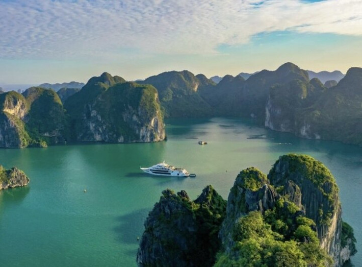 8. Vịnh Hạ Long - Quảng Ninh Vịnh Hạ Long - Di sản thiên nhiên thế giới được công nhận bởi UNESCO. Với những du khách yêu thích tắm biển, Bãi Cháy là điểm đến không thể bỏ lỡ khi đến du lịch Quảng Ninh. Một gợi ý khác cho du khách là đi thuyền tới đảo Ti Tốp, nằm ở trung tâm vịnh, nơi có làn nước xanh như ngọc và êm đềm. Từ đây, du khách có thể thuận tiện tới thăm Vịnh Lan Hạ, Vịnh Bái Tử Long, đảo Ngọc Vừng, đảo Cát Bà, đảo Tuần Châu.
