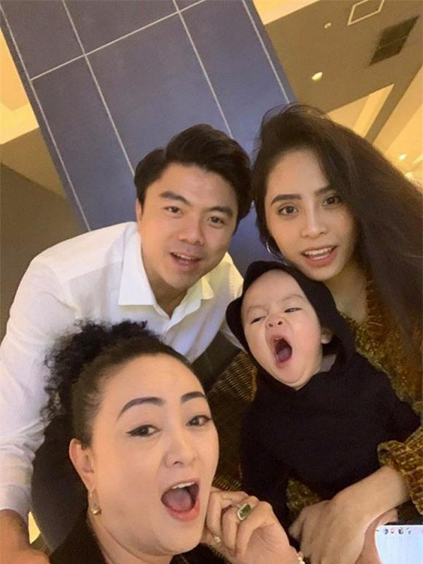 Bà Văn Thùy Dương còn bổ sung: "Chính các mẹ đã trải nghiệm việc làm con dâu rồi sẽ hiểu điều gì của mẹ chồng khiến mình đau khổ, điều gì khiến mình cãi nhau với chồng... để rút kinh nghiệm mà không bao giờ mắc phải những điều không đáng trong cách đói xử với con dâu. Đôi khi phải lờ chúng nó đi, đừng để ý chúng nó nói gì và làm gì với nhau nhưng khi cần yêu thương là phải yêu thương hết lòng".