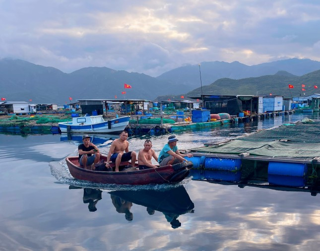 Cuộc sống người dân đảo Trí Nguyên gắn bó với nghề đánh bắt và nuôi trồng hải sản.