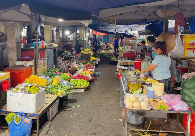 Ở trong phố biển Nha Trang khó mà bắt gặp được kiểu tiệm tạp hóa, quầy bánh kẹo mang hơi thở của thời gian như thế này. Ký ức tuổi thơ ùa về với những lần xin mẹ một hai nghìn để mua từng cây kẹo, bì bánh… Dù không phải là những món mắc tiền nhưng là cả một bầu trời tuổi thơ. Cuộc sống giản đơn như thế nhưng đong đầy hạnh phúc.