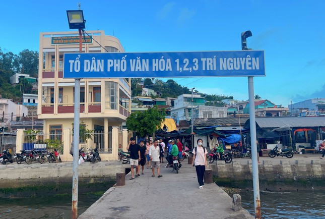 Trên đảo có tàu di chuyển riêng dành cho người dân từ 4h30 đến 21h hằng ngày. Điều đó làm cho việc di chuyển qua đất liền cũng dễ dàng hơn các đảo khác rất nhiều. Sinh hoạt của người dân cũng rất thuận lợi vì có điện và nước máy cung cấp ổn định.
