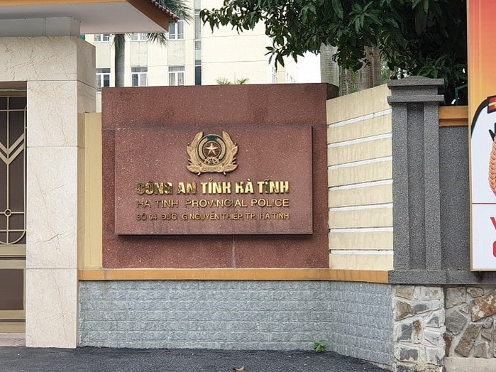 Đến tháng 1/2024, Công an tỉnh Hà Tĩnh đã phát hiện đường dây lừa đảo chiếm đoạt tài sản này. Lực lượng phá án xác định đây là đường dây hoạt động lừa đảo có tổ chức trên quy mô toàn quốc, với thủ đoạn hoạt động tinh vi và chuyên nghiệp, nhất là sự chỉ đạo chặt chẽ từ các đối tượng cầm đầu. Các đối tượng tuyển dụng và đào tạo nhân viên để thực hiện các bước như lập các gian hàng trên sàn thương mại điện tử Shopee, Lazada, TikTok, Tiki, chạy quảng cáo và tư vấn sản phẩm cho khách hàng. (Trụ sở Công an tỉnh Hà Tĩnh)