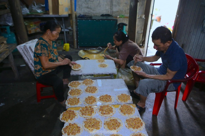 Kẹo khi nấu chín phải căn giờ. Nếu để lâu kẹo sẽ cứng, còn chưa đủ thời gian kẹo sẽ dẻo, khó bẻ thành khuôn. Vì thế người thợ nấu bánh căn chỉnh thời gian sao cho lớp kẹo lạc đổ trên bánh đa có độ dẻo vừa đủ để khi ra khuôn vẫn đẹp mắt.