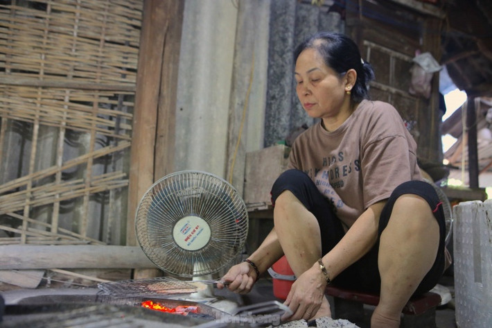 Bà Thảo nấu kẹo, làm thủ công. Bánh được tráng nướng bằng than đỏ rực trước khi đổ kẹo lên. Tay lật bánh liên tục để tránh bị cháy và có độ giòn, thơm mùi vừng đen.