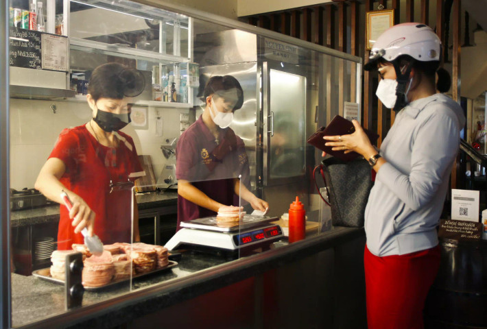 Ngoài bánh mì, nhà hàng còn bán rất nhiều món khác như bít tết, súp, spaghetti... Anh Nguyễn Hải Long chia sẻ: “Qua năm tháng chúng tôi cũng tìm tòi, sáng tạo thêm nhiều món ăn mới để khách hàng có thêm nhiều sự lựa chọn khi đến Nguyên Sinh. Tuy nhiên, những món ăn truyền thống như bánh mì thịt nguội hay pate gan vẫn là những món được khách hàng yêu thích nhất".