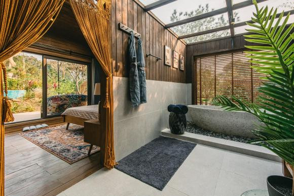 Gia chủ tâm sự về ngôi nhà cực chill của mình: "Thiết kế ban đầu không có khoảng sàn gỗ phía trước, WC tập trung khoảng 4m2 ngay khu vực ghế sofa. Sau 1 thời gian dài cân nhắc, mình quyết định làm mới hoàn toàn phần nội thất và công năng sử dụng của căn nhà. Chất liệu gỗ được tận dụng tối đa để truyền tải trọn vẹn âm hưởng của núi rừng".