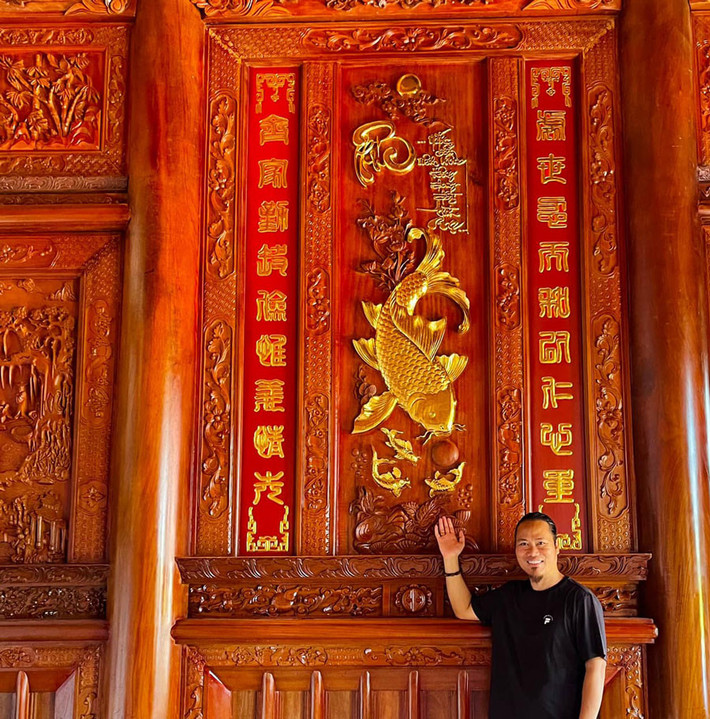 Vượng Râu cho biết, phần nội thất được dát vàng nên tạo nên sự sang trọng cho Phủ thờ. Những bộ cánh cửa được đục nguyên khối dày 12 cm, rộng 70cm bền bỉ, anh muốn lưu lại cho đời sau.