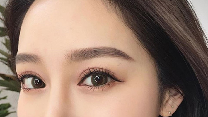 Mắt to: Phụ nữ có đôi mắt to tròn và sáng thường rất giỏi giao tiếp, họ cũng là những người có khả năng thực hiện lời hứa, điều này giúp họ chiếm được cảm tình của những người lãnh đạo, từ đó có cơ hội thăng tiến nhanh chóng và dễ dàng hơn so với người khác.