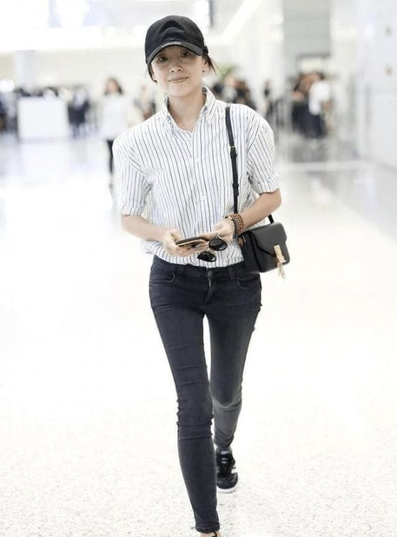 Trang phục của Đổng Khiết rất bình thường, chỉ là một chiếc áo sơ mi kẻ sọc, kết hợp với quần jean cũng rất đơn giản. Thành thật mà nói, bộ quần áo này vẫn là một thử nghiệm về hình dáng. Xét cho cùng, chiếc quần jean này rất vừa vặn. Mang nó lên người tất nhiên sẽ làm lộ khuyết điểm trên cơ thể, nhưng nếu biết đi giày, có thể đi ra ngoài mà không cần trang điểm. Vẻ ngoài càng phóng khoáng thì càng quyến rũ, mong Đổng Khiết có thể giữ được trạng thái này, cũng mong phong cách mặc trang phục của cô có thể được nhiều người học hỏi.