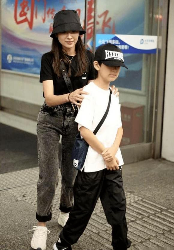 Trong ảnh, chiếc quần jean ngắn tay màu xám đen ở phần thân trên của Đổng Khiết cũng không hề tệ. Việc nữ diễn viên phối với đôi giày thể thao màu trắng này có thể phản ánh khía cạnh thời trang của cô. Nên dù nhìn ở góc độ nào, bạn sẽ không có cảm giác Đổng Khiết đã già mà chỉ cảm thấy cô ấy bây giờ hấp dẫn hơn.